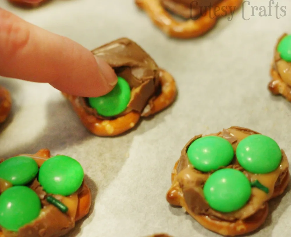 Milky Way Pretzel St. Patrick's Day Treats - A perfect St. Patrick's Day dessert to share at a class party or just for fun. 