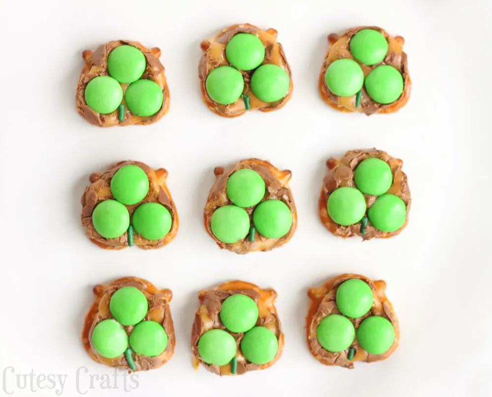 Milky Way Pretzel St. Patrick's Day Treats - A perfect St. Patrick's Day dessert to share at a class party or just for fun. 