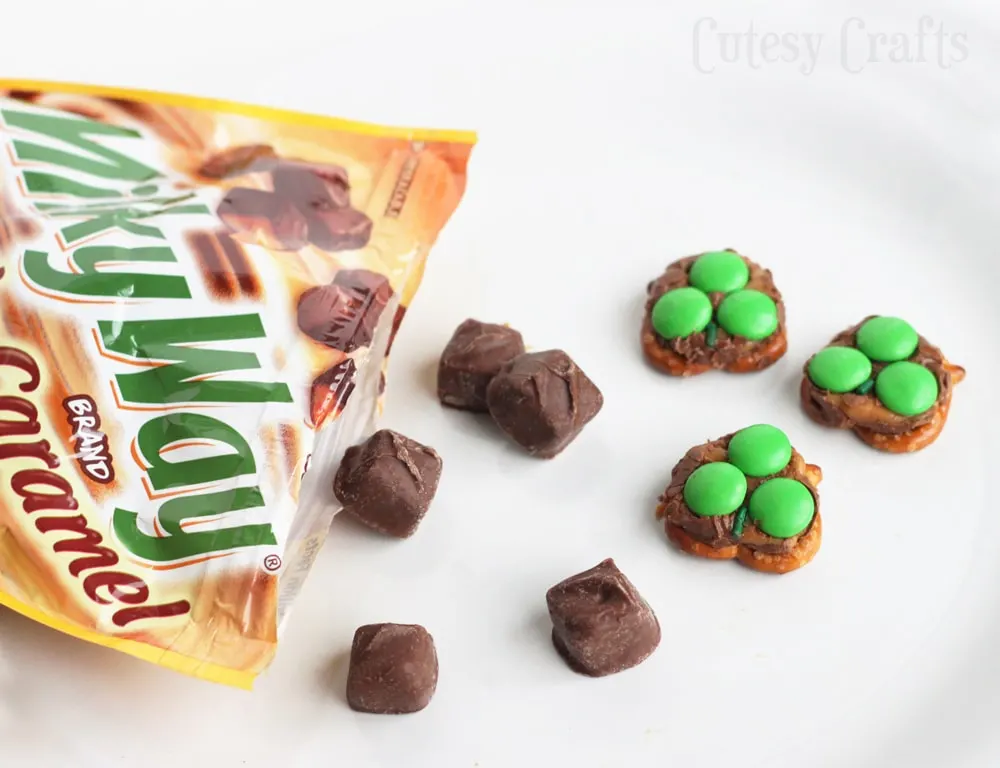 Milky Way Pretzel St. Patrick's Day Treats - A perfect St. Patrick's Day dessert to share at a class party or just for fun. 