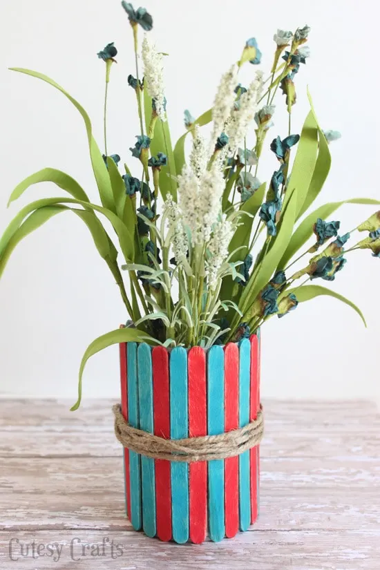 Popsicle Stick Vases - Fun 4th of July craft for the kids!  Use them to hold cut flowers or as utencil holders at your 4th of July party.