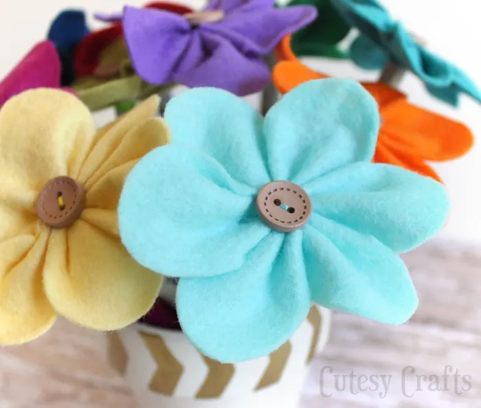 How to make felt flowers! #StaplesBTS #PMedia #ad