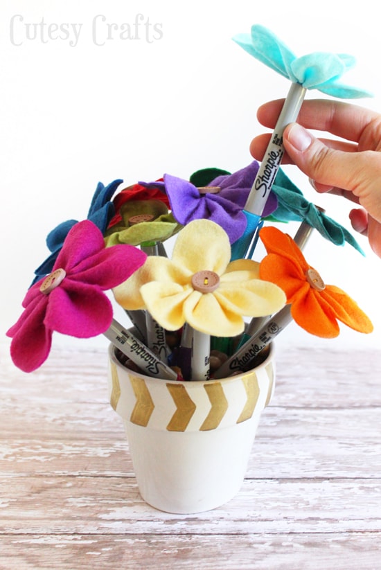 Felt Flower Pen Bouquet Teacher Gift #StaplesBTS #PMedia #ad