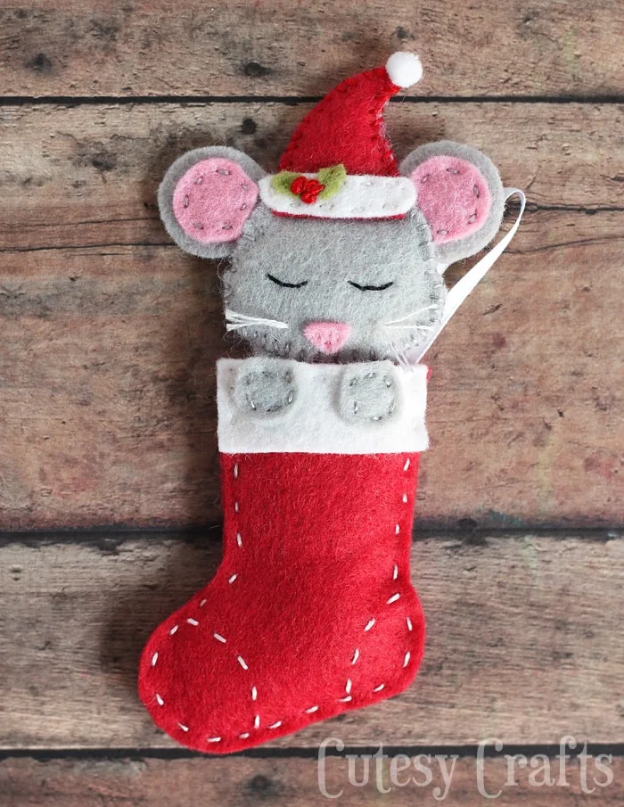 Felt mouse Christmas ornaments with a free pattern!