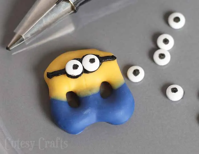 Have a Minions movie night with these cute Minion pretzel treats! #MinionsMovieNight #ad