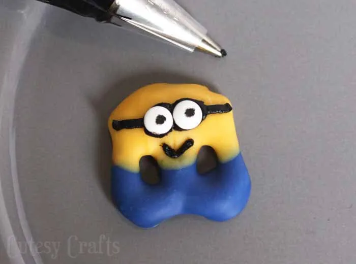 Have a Minions movie night with these cute Minion pretzel treats! #MinionsMovieNight #ad