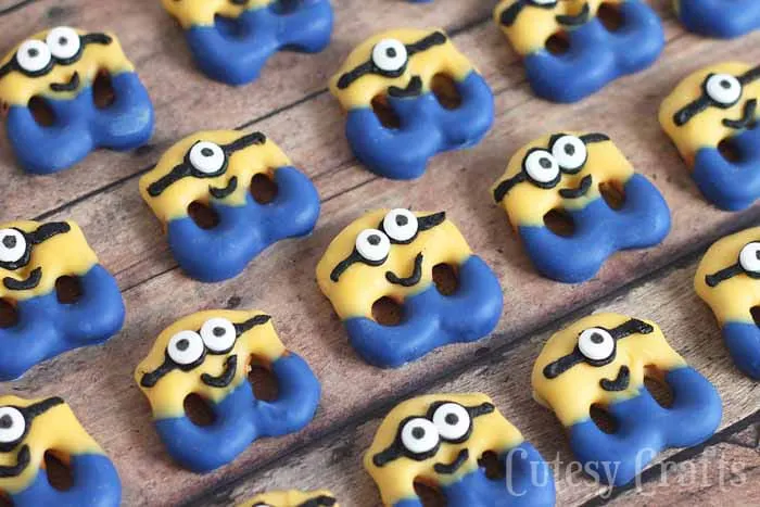 Have a Minions movie night with these cute minion pretzel treats! #MinionsMovieNight #ad
