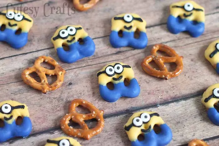 Have a Minions movie night with these cute minion pretzel treats! #MinionsMovieNight #ad