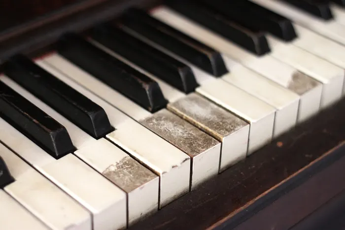 piano-makeover-broken-keys