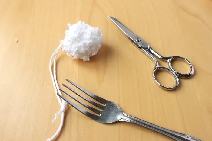 make pom pom with a fork