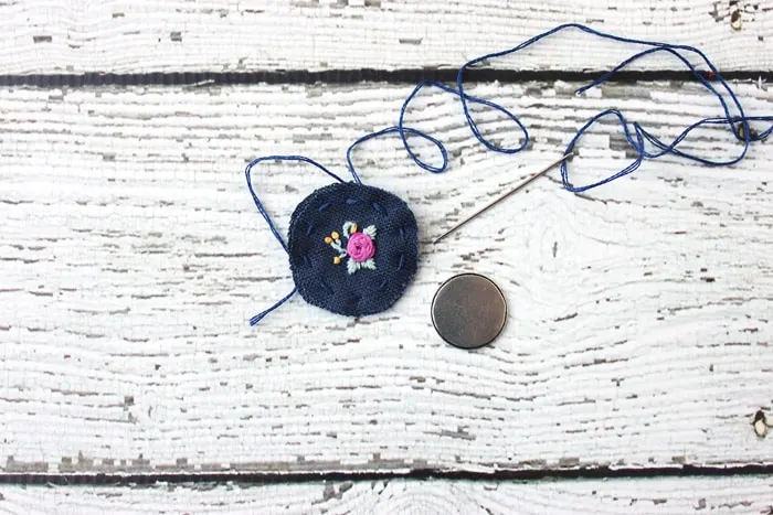 How to put embroidery in a necklace.