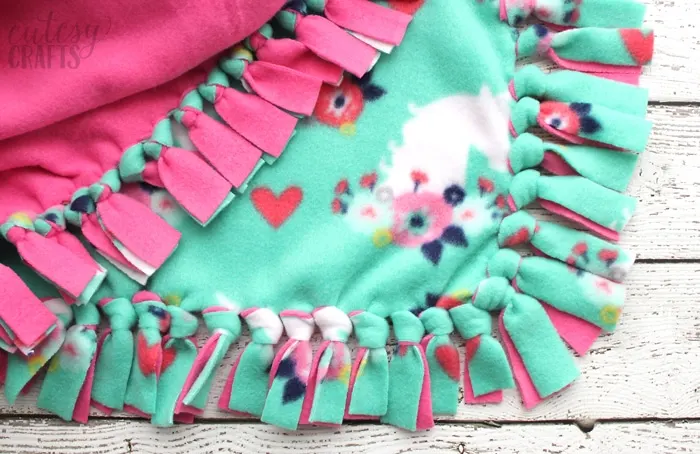 Tied Fleece Blanket Tutorial, No Sew Craft, No Sew Blanket Pattern -   Singapore