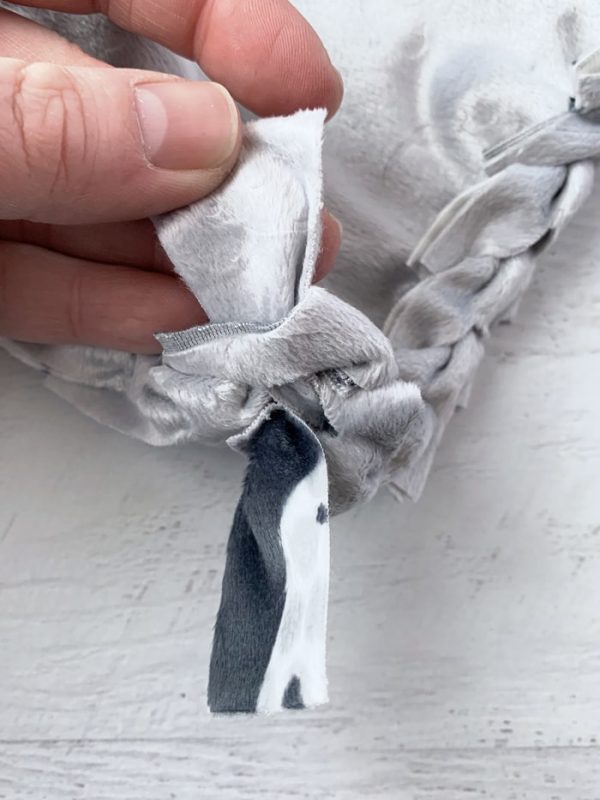 How to Make a NoSew Baby Blanket with Minky Fabric Cutesy Crafts