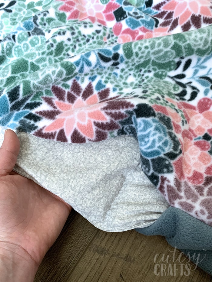 Weighted blanket pattern outlet with removable weights