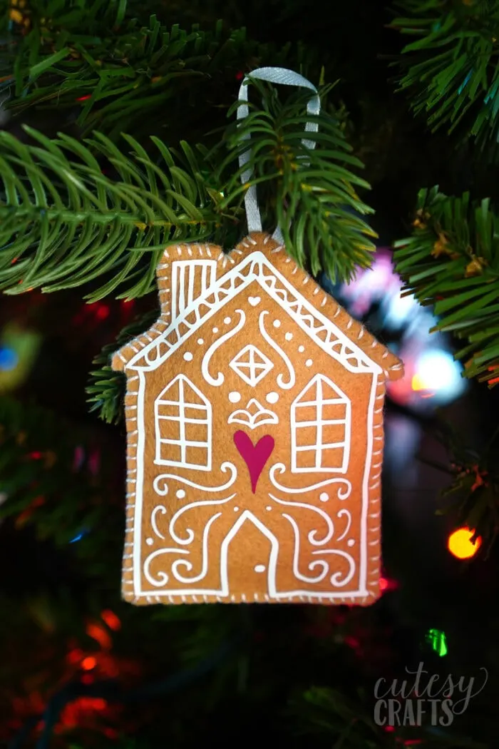 Cricut Felt Gingerbread House Ornaments