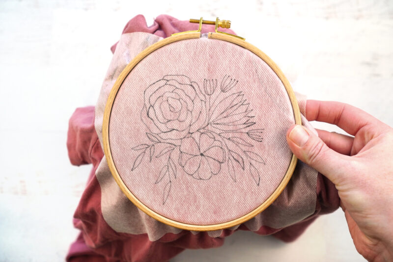 Free flower outline embroidery pattern.