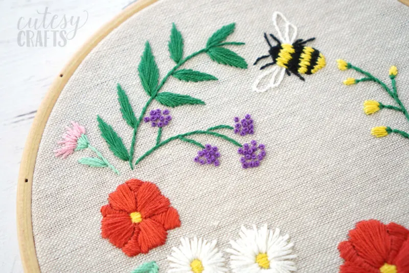 Free bee hand embroidery pattern.