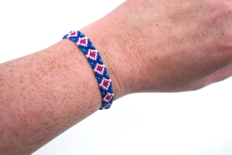 Easy Friendship Bracelet  Basic ZigZag  Moms and Crafters
